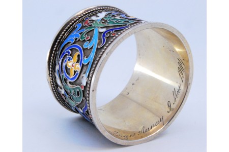 Argola de guardanapo em prata Russa esmaltada, com pinturas de grinaldas em relevo.